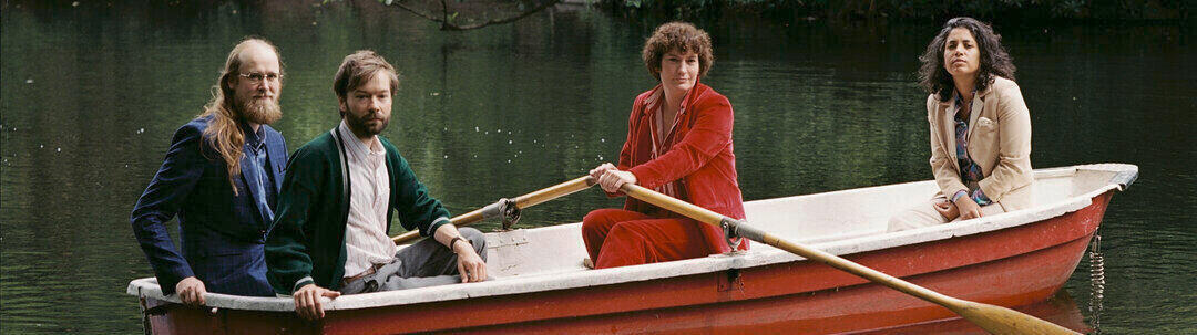 Caroline Lee Band im Ruderboot